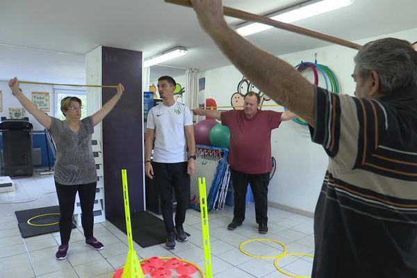 L'association propose plusieurs ateliers de sport adapté, comme dans une salle de sport : tapis de sol, vélo, renforcement musculaire...