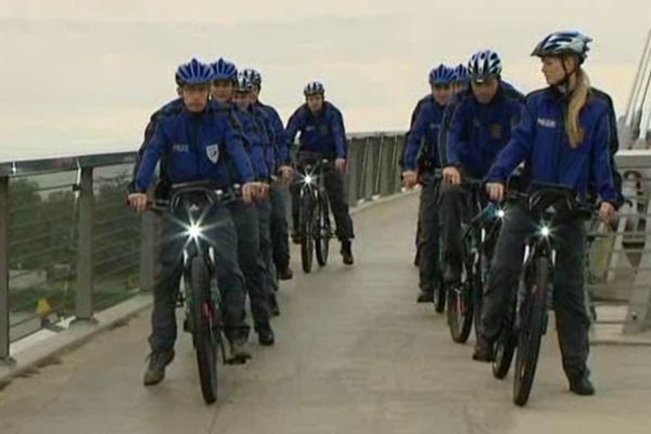 La patrouille franco-allemande sur la passerelle des Deux Rives.