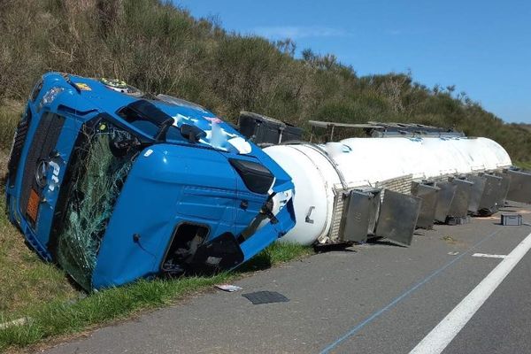 Le camion s'est couché sur le bas-côté de l'autoroute A66 entre Toulouse et Pamiers, en direction de l'Espagne.