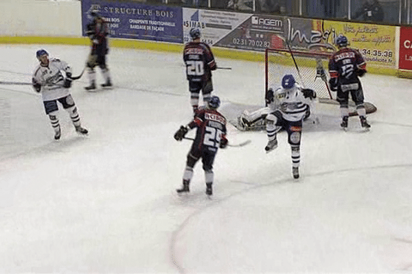 C'est Brest qui a ouvert le score ce samedi soir sur la patinoire de Caen-la-Mer grâce à Prosvic