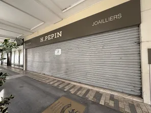 Le rideau de fer est baissé depuis plusieurs mois pour la bijouterie Pépin située rue Royale à Orléans.