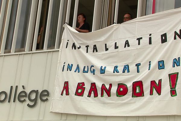 Une banderole déployée aux fenêtres du collège