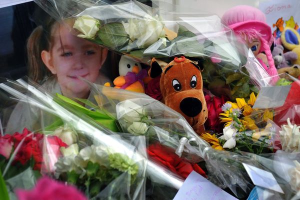 Fiona avait disparu à Clermont-Ferrand en mai 2013. Cécile Bourgeon, sa mère, et Berkane Maklhouf, le compagnon de celle-ci, ont été renvoyés le 22 octobre 2015 devant les assises pour "violences ayant entraîné la mort sans intention de la donner" sur mineure de moins de 15 ans, par ascendant ou par personne ayant autorité et en réunion.