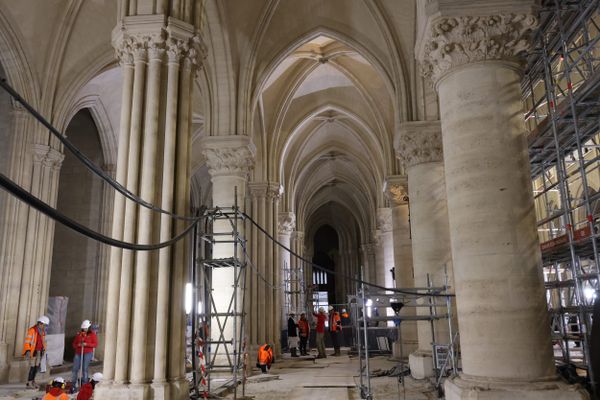 L'intérieur de la cathédrale Notre Dame-de Paris