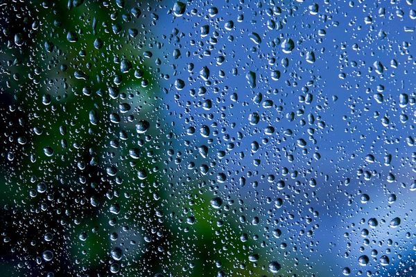 Ciel bleu ou voilé ce vendredi mais quelques gouttes localement avant des orages arrivant par le sud