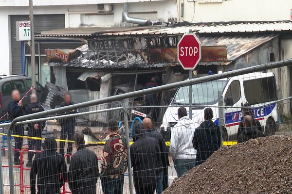 Un incendie criminel a fait deux morts dans le quartier du Pas du loup, à l'ouest de Montpellier, dans la nuit du dimanche 6 au lundi 7 octobre 2024. Peu après trois heures ce matin, un individu a jeté un cocktail molotov dans une épicerie de nuit. Son propriétaire, un homme de 70 ans, est mort, ainsi qu'un homme de 30 ans qui avait tenté de lui porter secours