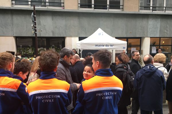 L’hommage s’est tenu rue Erlanger, en présence entre autres de membres de la protection civile.