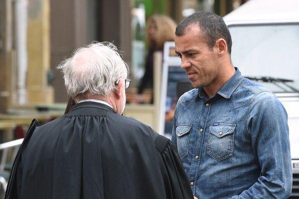 Le Montpelliérain Hilton avec son avocat Maitre Pierre-Marie Grappin aux abords du palais de justice d'Aix-en-Provence - 16 avril 2015.