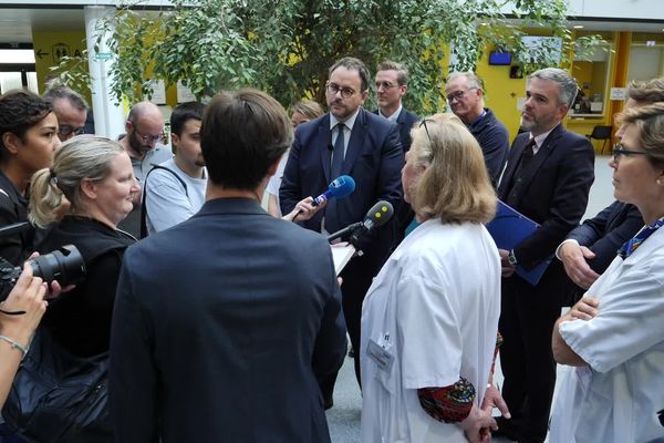 Aurélien Rousseau, le ministre de la Santé au CHU de Caen, ce vendredi 15 septembre 2023, pour le lancement de la campagne du nouveau traitement préventif de la bronchiolite.