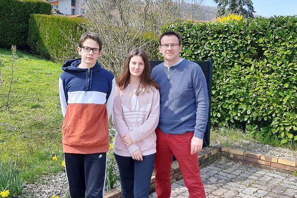 Les membres de la famille Guinot, épargnés par le virus, Louison, Camille et Fabrice le papa.