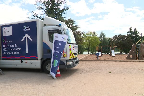 Le centre mobile de vaccination est garé depuis 11h et jusqu'à 19h au lac Kir.