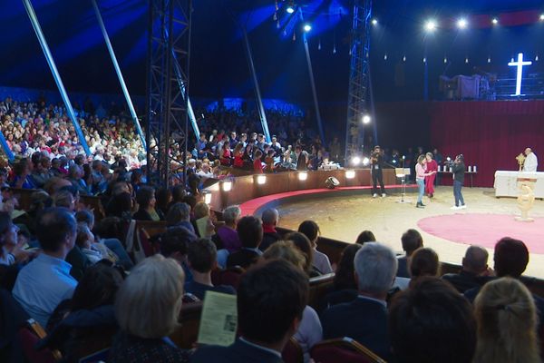 Une messe de Noël a lieu chaque année au cirque Alex Gruss à Paris, depuis plus de 20 ans.