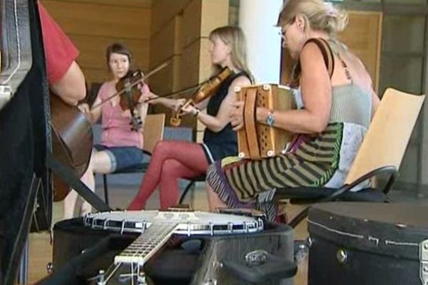 A peine arrivées en France, les violonistes californiennes Joan et Rosemary répètent en Auvergne pour leur concert prévu en plein air sur la grande scène du festival country de Craponne-sur-Arzon.