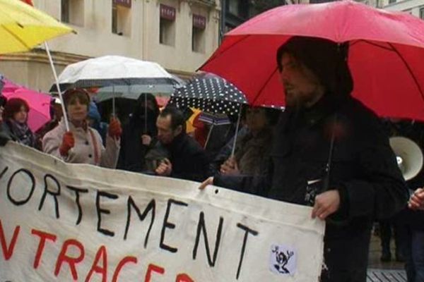 500 personnes ont manifesté sous la pluie dans les rues de Montpellier pour défendre le droit à l'avortement en Espagne