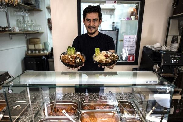 Ali Mohmmad Hussaini dans son restaurant de spécialités afghanes.