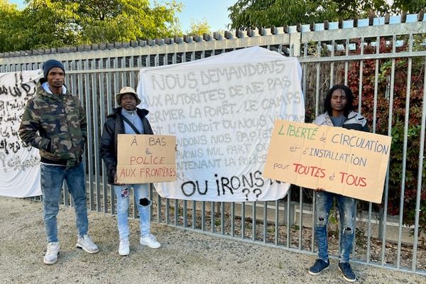 Des exilés soudanais manifestent devant le tribunal judiciaire de Caen contre l'évacuation de leur campement à Ouistreham