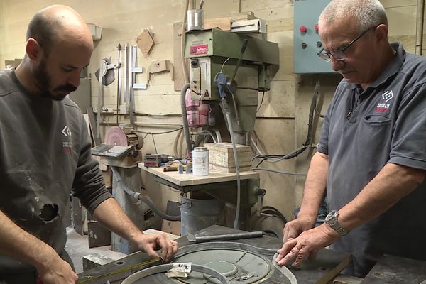 Nicolas, 32 ans, et Henri, 73 ans, travaillent ensemble au sein de la nouvelle fonderie Gillet à Albi.