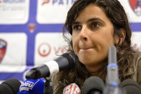 Helena Costa, 36 ans, devait être la première femme à entraîner une équipe professionnelle masculine de football en France, mais elle a remis sa démission la veille de la reprise du Clermont Foot, sans donner d'explication compréhensible durant la conférence de presse (24/06/2014)