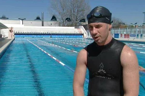 Il fait tout comme un adepte du triathlon mais il le fait plus longtemps