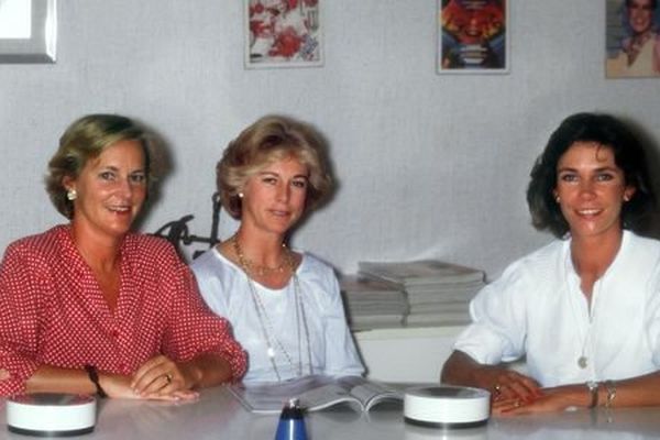 Photo non datée de Marie-Laure (gauche) et Evelyne Prouvost (centre), petites-filles du fondateur du groupe Marie-Claire, qui détiennent 51 % du capital de Marie-Claire Album (MCA), principale société du groupe, après le rachat des 17 % appartenant à leur demi-sœur Donatienne de Montmort (droite) en décembre 2000. 
