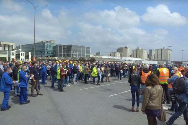 700 salariés du site de Roquette à Lestrem (Pas-de-Calais) se sont rassemblés à midi pour protester contre la suppression de 235 emplois. 