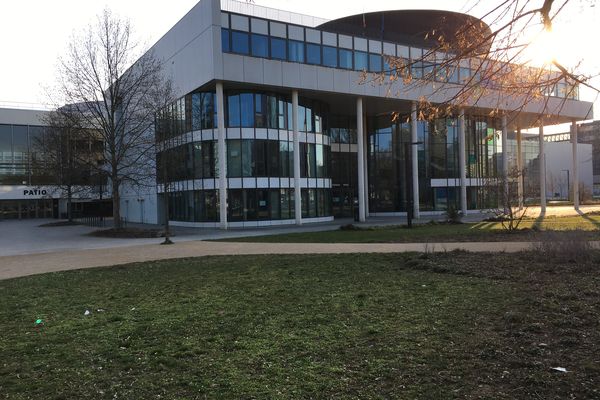 L'une des deux scènes est située devant le bâtiment de la présidence de l'université de Strasbourg (Unistra), au milieu du campus central