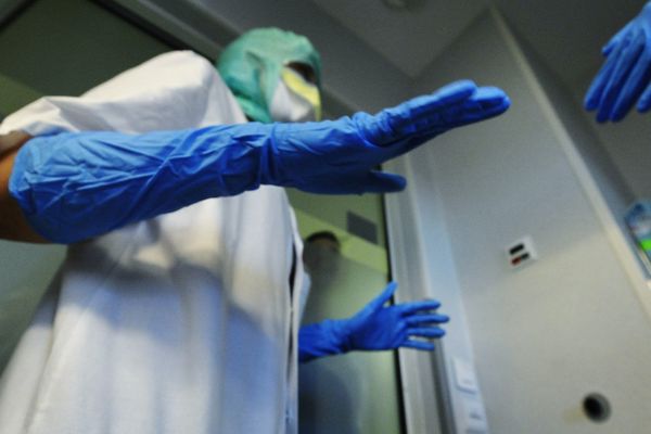 Une équipe médicale se forme à accueillir des patients potentiellement porteurs du virus Ebola au CHU Montpied (63)