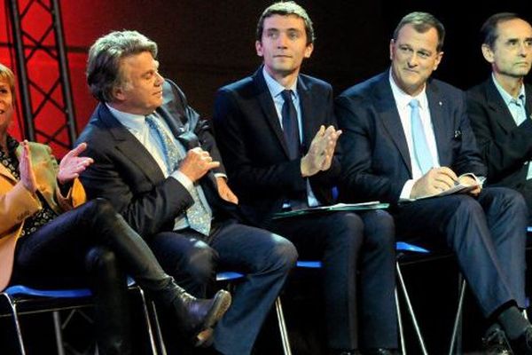 Les élus front national et Bleu marine au meeting de Nîmes le 5 décembre 2015