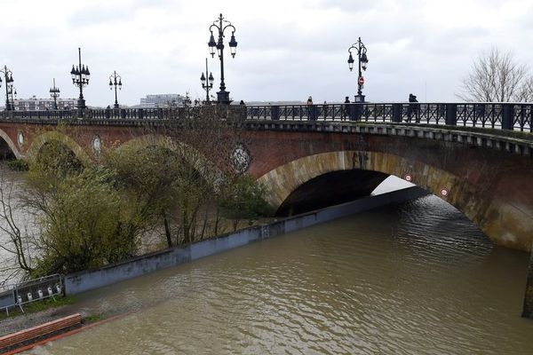 Les bords de la Garonne inondés le 13 décembre 2019 à Bordeaux. 