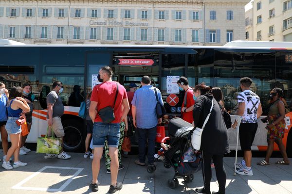 Foule devant l'arrêt Vieux-Port de la ligne 83 RTM