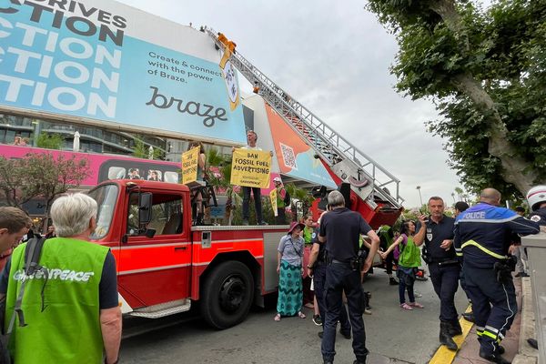 Les activistes de Greenpeace ont utilisé une grande échelle de pompiers pour déployer leur banderole devant le palais des festivals de Cannes ce jeudi matin.