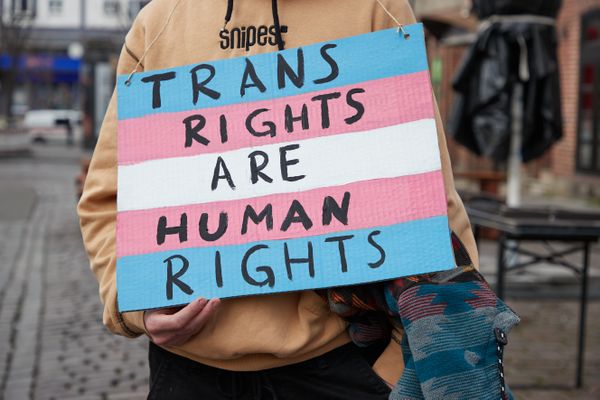 Lors d'une manifestation, une pancarte "Les droits des trans sont des droits humains".