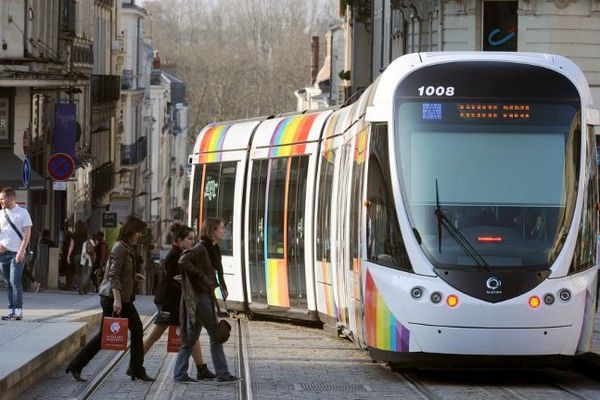 Air Pays de la Loire a mesuré la qualité de l'air dans les rues d'Angers avant le tram en 2008, et avec le tram en 2012, depuis moins de pollution, on respire mieux !