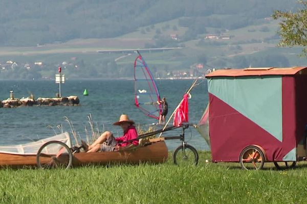 Felix et son vélo-canoë dans le Doubs en 2019.