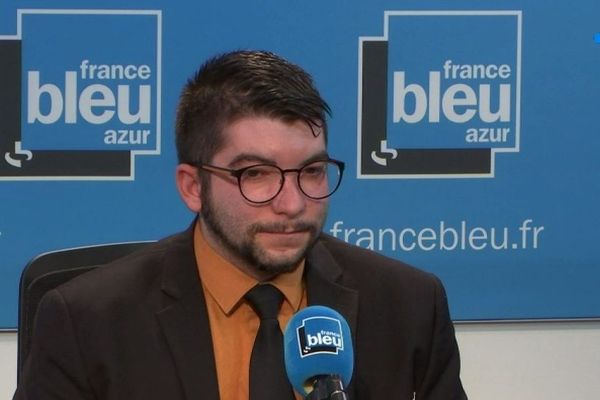 Ce jeune arbitre de football amateur a été roué de coups dimanche 10 mars 2019 par une des équipes de la rencontre.