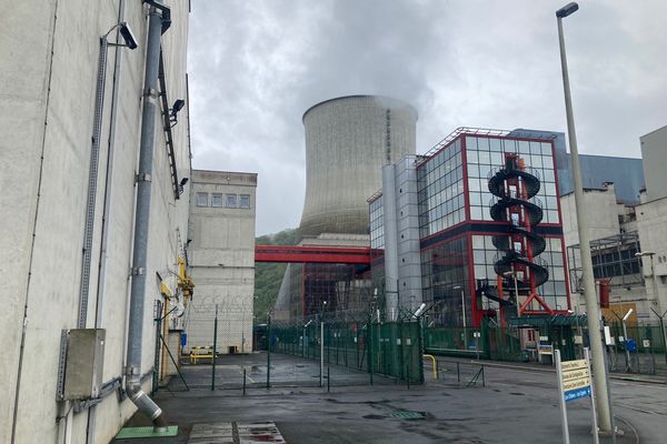 La vapeur d'eau s'élève à nouveau en panache depuis l'une des tours de la centrale nucléaire de Chooz.