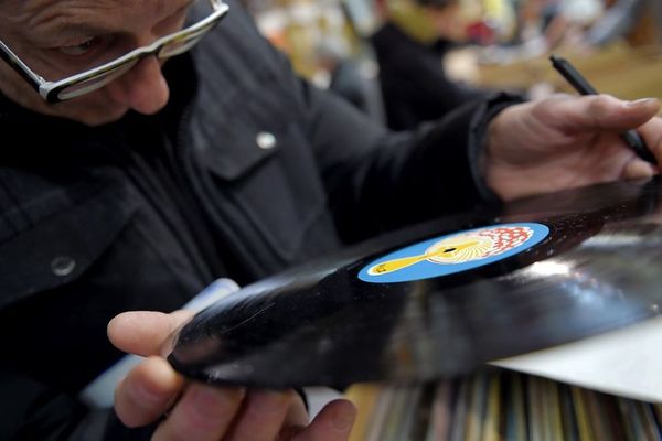 Un homme regardant un vinyle (Archives)