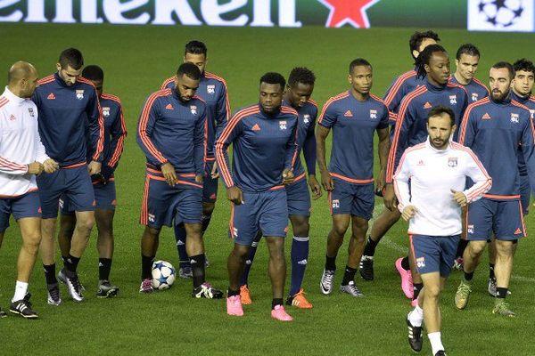 8 décembre 2015, les joueurs de l'Olympique Lyonnais à l'entrainement sur la pelouse du Mestalla stadium, à Valence