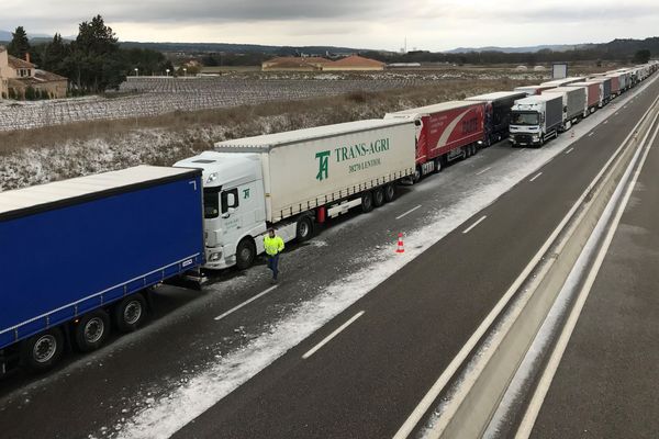 Les poids-lourds sont interdits de circuler sur les autoroutes A8 et A57.