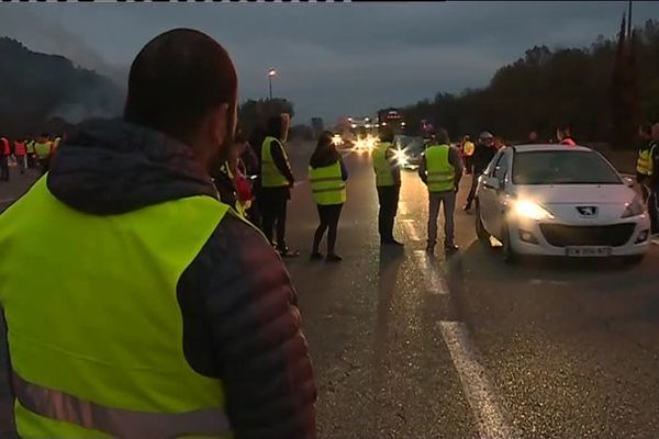 Les gilets jaunes au péage de la Barque hier soir 