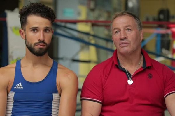 Le sprinter vosgien Nacer Bouhanni essaie la boxe sous l'oeil d'Alain Vastine