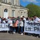 Près d'une centaine de personnes se sont réunis devant la mairie de Villiers-en-Lieu pour rendre un hommage à la femme décédée lors d'un double meurtre à Thiéblemont-Farémont, le 9 avril 2024.