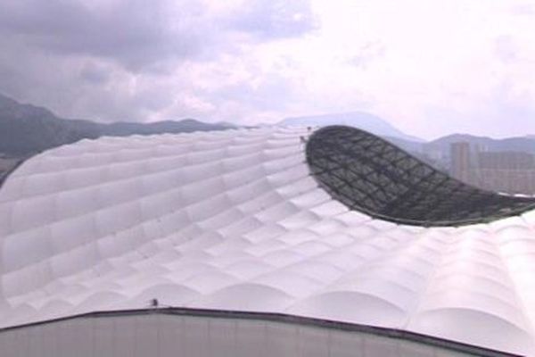 Entraînement à huis clos sur la pelouse du Vélodrome ce matin pour les rares joueurs présents.