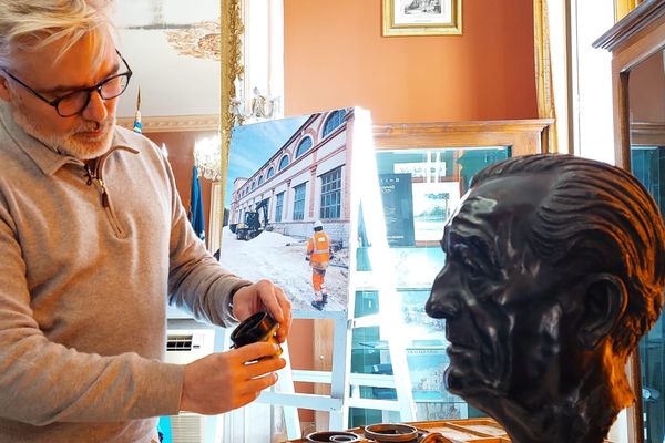 Nicolas Pagnol, le petit-fils de l'auteur qui gère son patrimoine, fait l'inventaire des pièces qui pourront figurer dans le futur musée d'Allauch.