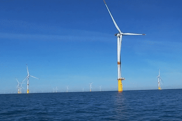 un parc éolien offshore est déjà en activité au large de Saint-Nazaire depuis fin 2022 , un autre est en construction entre l'île d'Yeu et l'île de Noirmoutier