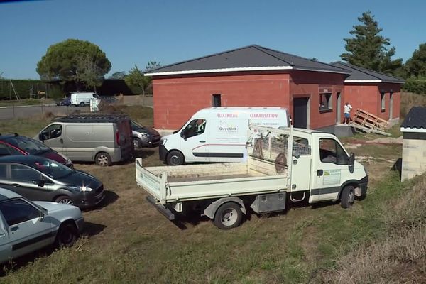 La construction de la maison d'Emilie et son mari était restée en suspens. Les artisans se relaient bénévolement pour les aider.