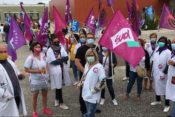 Les personnels de l'hôpital ont commencé à se rassembler pour une nouvelle journée de mobilisation.