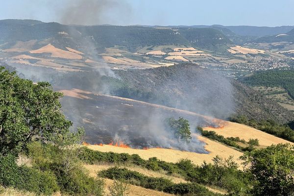 Dans l'après-midi de samedi, le feu, ravivé, a gagné du terrain.