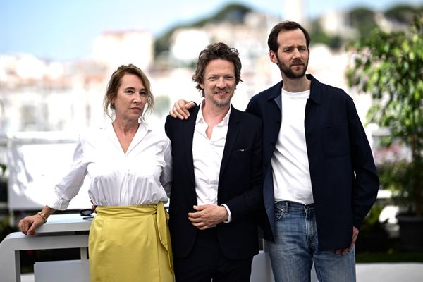 L'actrice Emmanuelle Bercot, Frédéric Tellier, réalisateur du film "L'abbé Pierre : Une vie de combats", biopic sorti fin 2023 avec Benjamin Lavernhe dans le rôle-titre à Cannes.