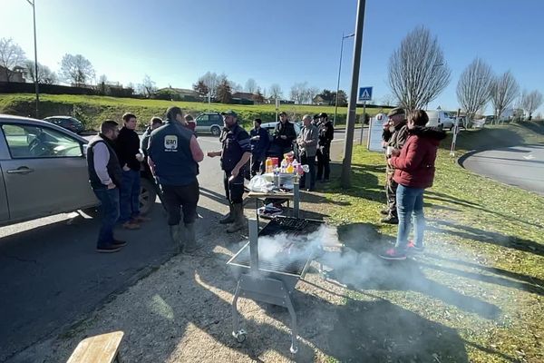 Blocage Des Agriculteurs A Aurait T Bien Qu Ils Fassent Un Petit   30 01 Blocage Des Agriculteurs Grande Surface Aixe Sur Vienne 00 00 11 09 65b9294f98a1f481170908 